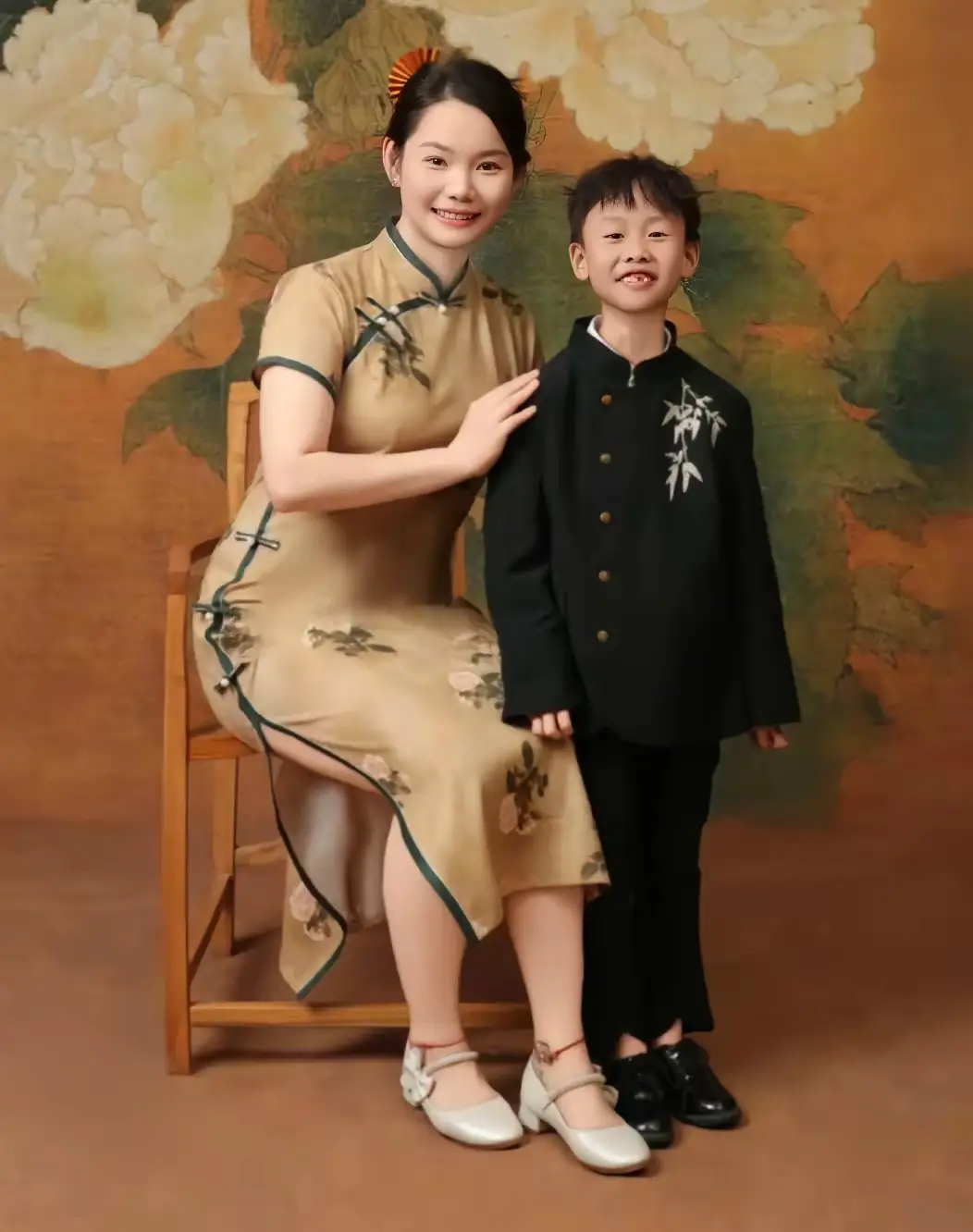 何卓佳拍全家福！佳佳穿旗袍气质如兰，圆脸可爱笑容甜美 一脸福相 