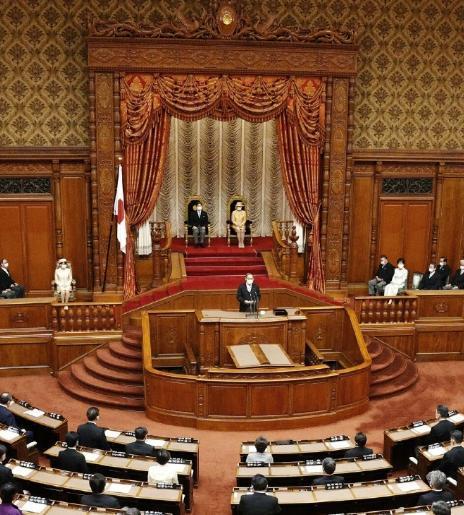 日本王室以前抄袭隋唐制度，后来又仿照英国王室，然而他们称自己为天皇。

德仁天皇