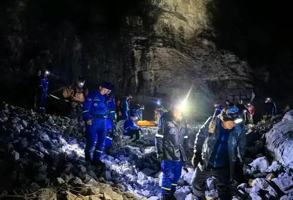 北京一38岁男子爬野山坠崖遇难
近日，一名38岁男子独自爬野山时失联，北京房山蓝