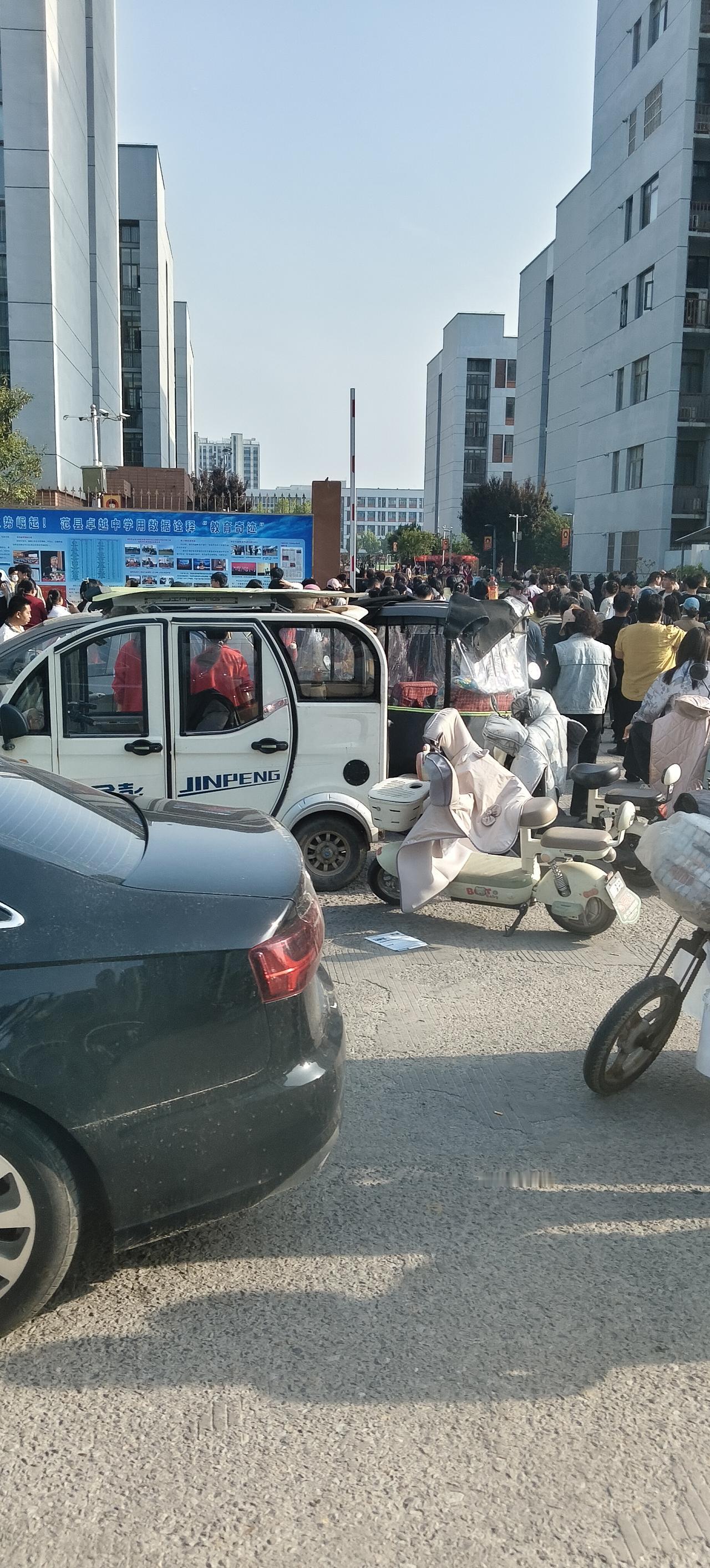 人这一辈子，别太累，别太较真。
钱多钱少，够花就行；一大家庭，和气就好。
健康活