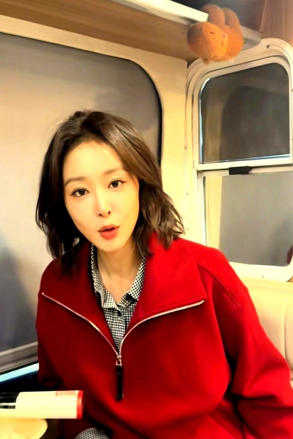 爆红后的高叶，连一顿安稳的年夜饭都吃不上。
 
视频里看着挺热闹，有鱼有肉，但车