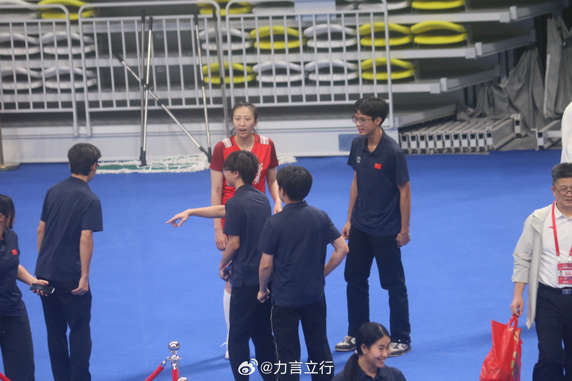 赛后丁霞工作人员五连拍，已经笑僵，急盼下班[允悲]  中国女排排球体育中国女排[