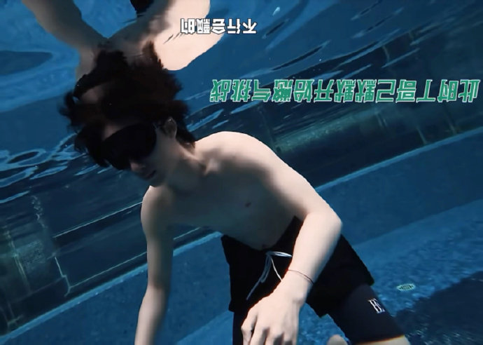 丁程鑫半裸身材 丁程鑫富有且慷慨丁程鑫富有且慷慨，丁程鑫半裸身材，谁懂这个白皮+