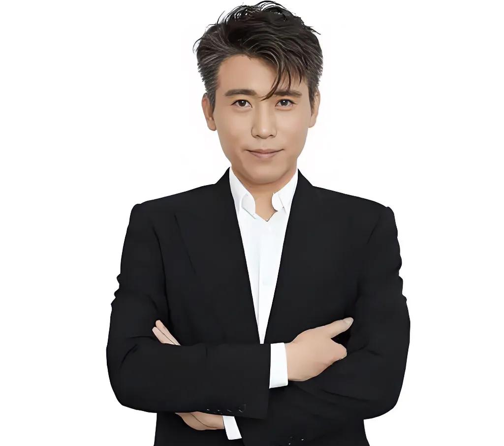 一次，李乃文正和朱媛媛在排练，班上一位女生胸带突发意外开了，就让李乃文帮她系一下