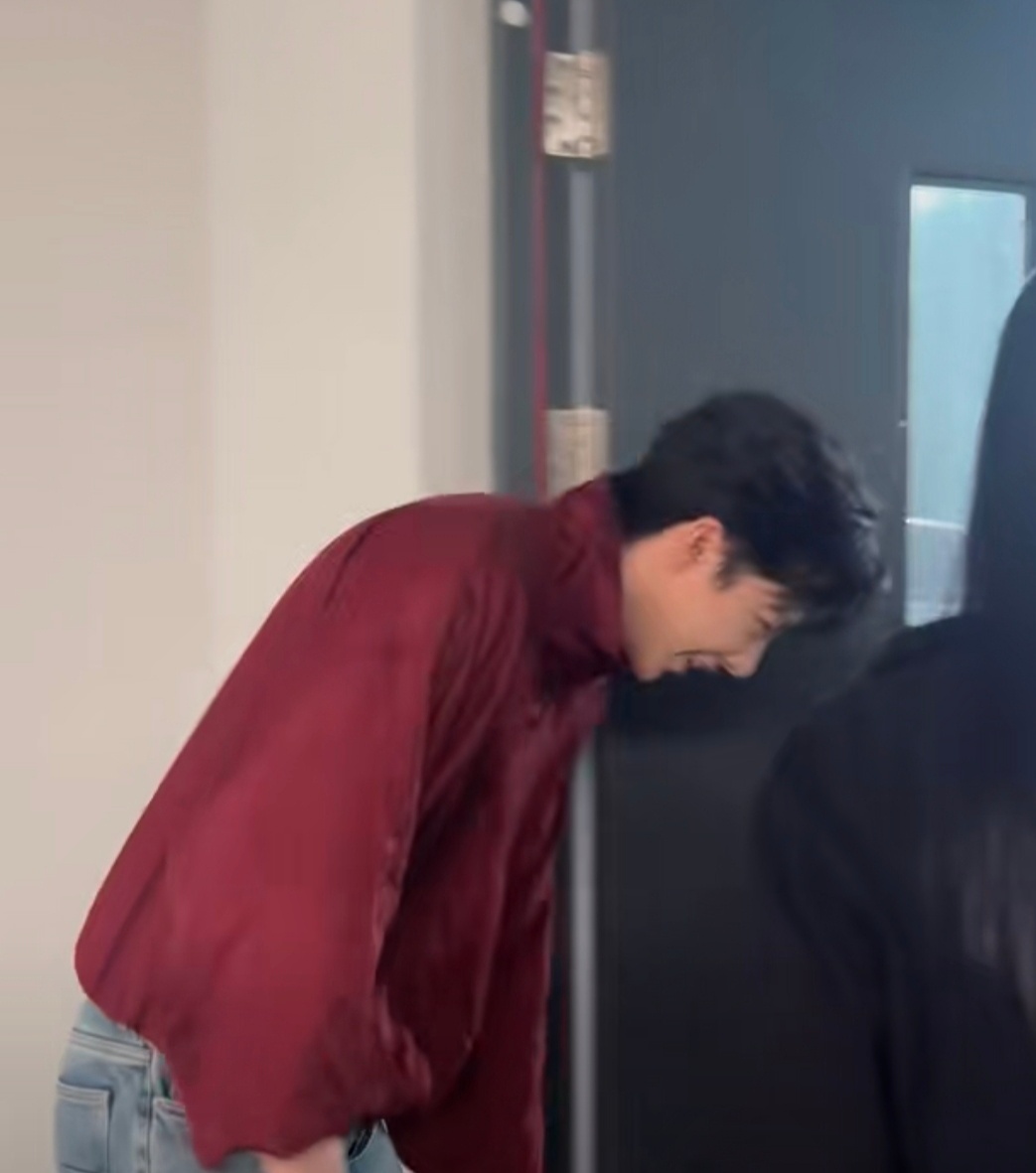 刘宇宁给工作人员鞠躬好有礼貌的刘宇宁，难怪招人喜欢 