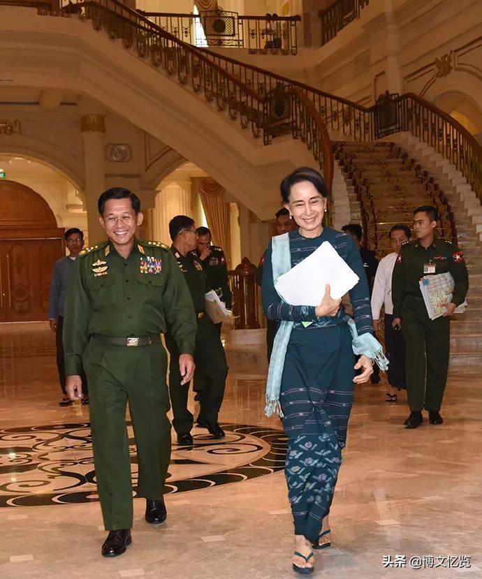 和缅甸总统敏昂莱合影的昂山素季还是美人迟暮了，年轻时的她还挺有气质的，是个美丽的