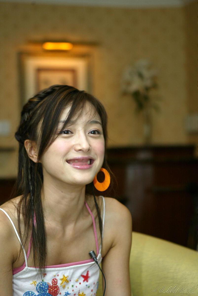 秦岚那会儿没美颜，纯天然的美貌，特别是那双大眼睛，真是让人眼前一亮 