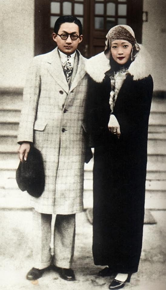 20世纪20年代，末代皇后婉容与弟弟郭布罗·润麒的合影，润麒身着长款大衣，搭配领