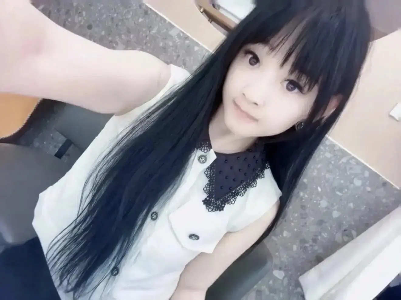 女生氛围感自拍
