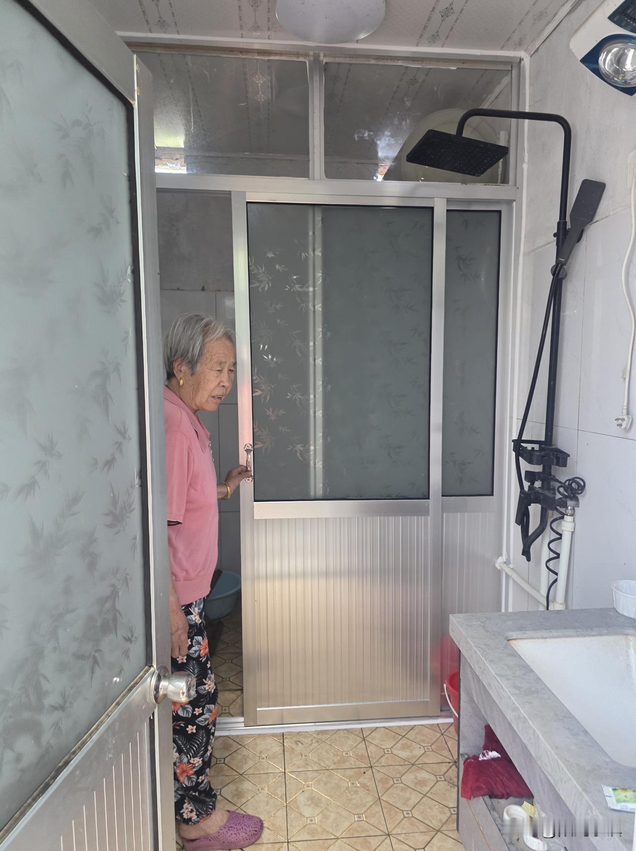 又被老娘抱怨了，总是做花钱不讨好的事情……

村里这个房子，之前干湿没有分离，一