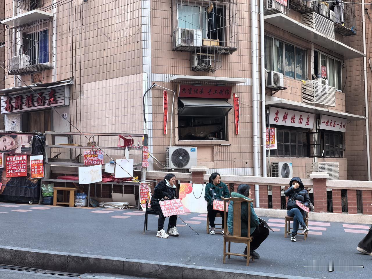 重庆的大爷大妈胸前挂个牌子，往街边一坐，聊聊天的工夫，就把钱挣了。
      