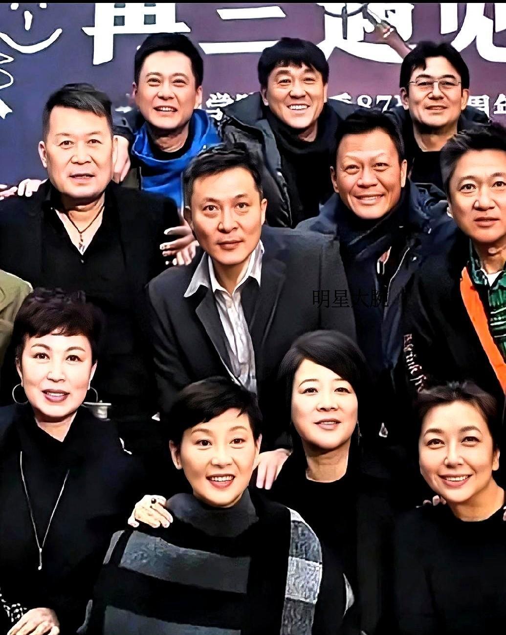 好家伙，这张合影的信息量真的有点大！

猛地一看，全是熟脸，还以为是哪个颁奖典礼