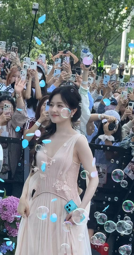 骨相很好了 再瘦点就是大美女 但是拍戏够用就行 