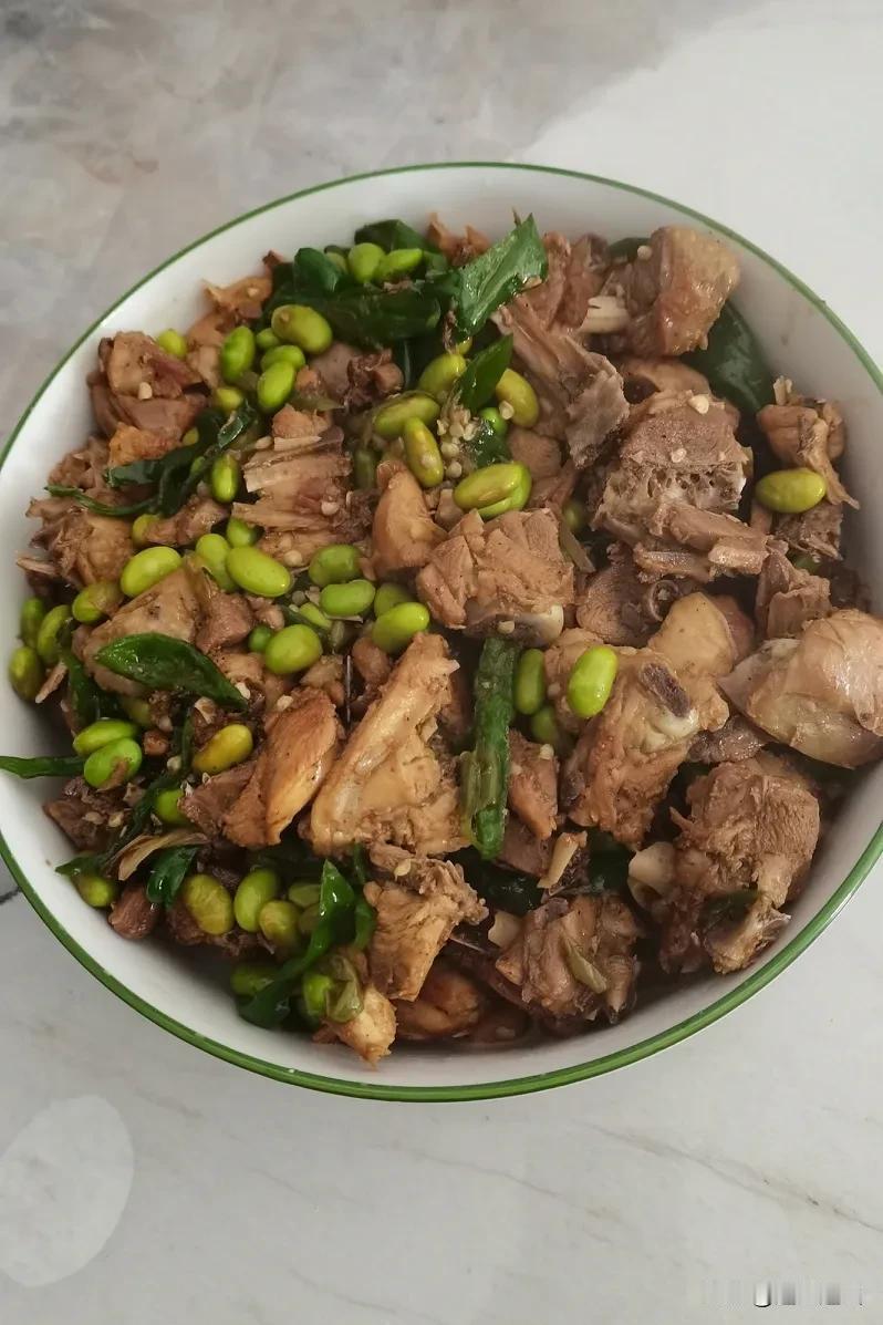 这是我老婆昨日做的中午大餐，色香味具全一饱口福，大家一起品尝一下吧。[呲牙]