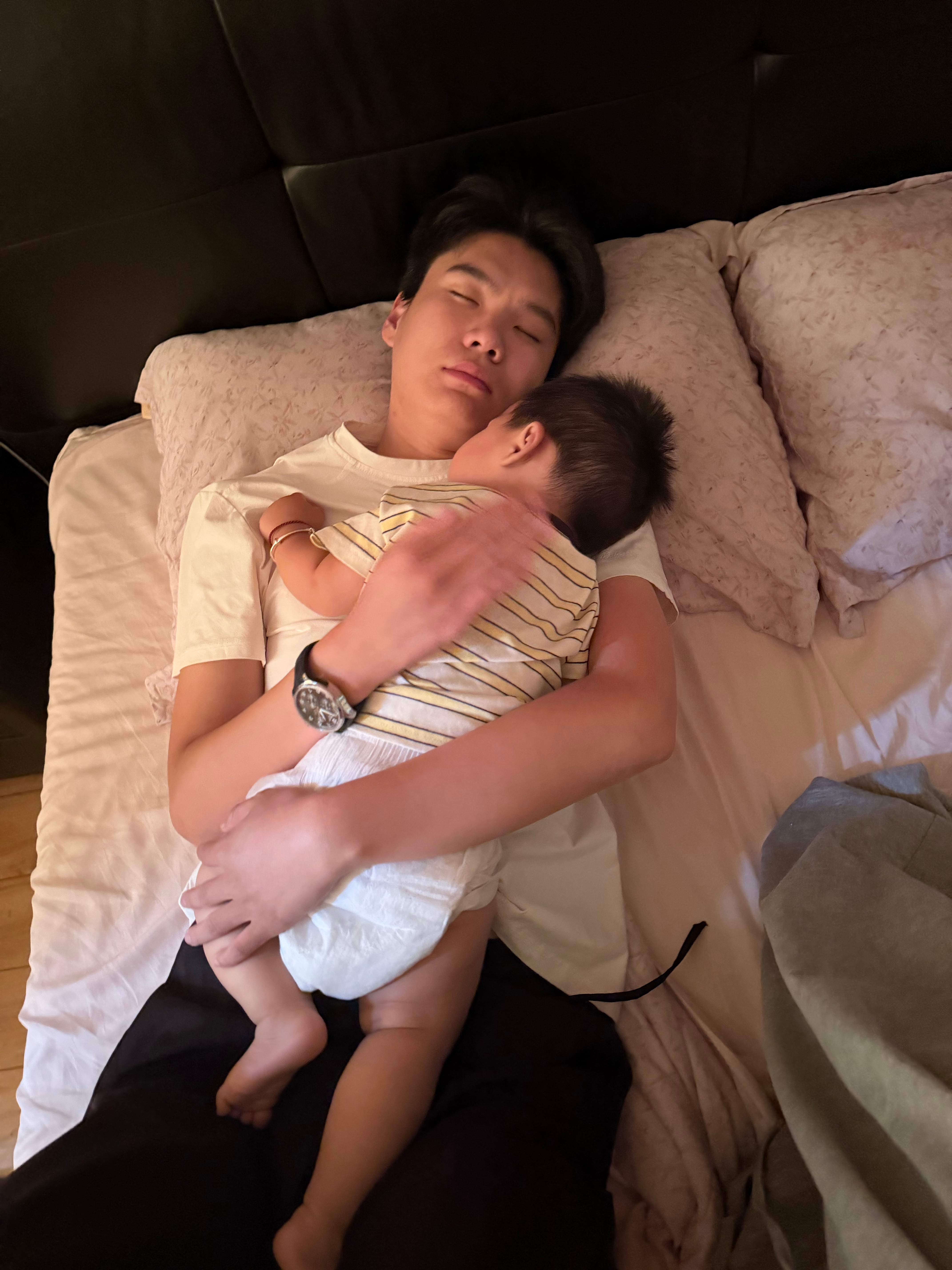 还是陈怡龙行成功哄睡 