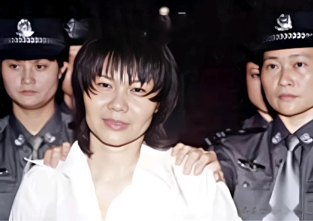 2000年，海口某看守所，这个长相精致、气质不俗的女人，在执行死刑前留下的一张照