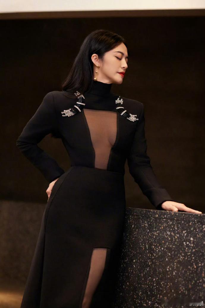 姚晨 姐是一种感觉  姚晨的嘉人红毯造型，黑色镂空长裙与金色耳饰的协同作用，打造