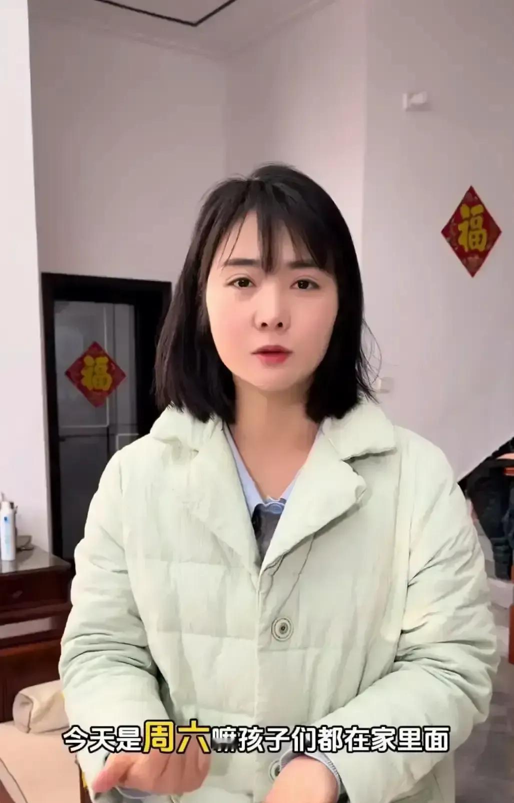 真正值钱的不是爱情，是爱情的表演。
你看过他们每个纪念日的玫瑰，没看过深夜对账的