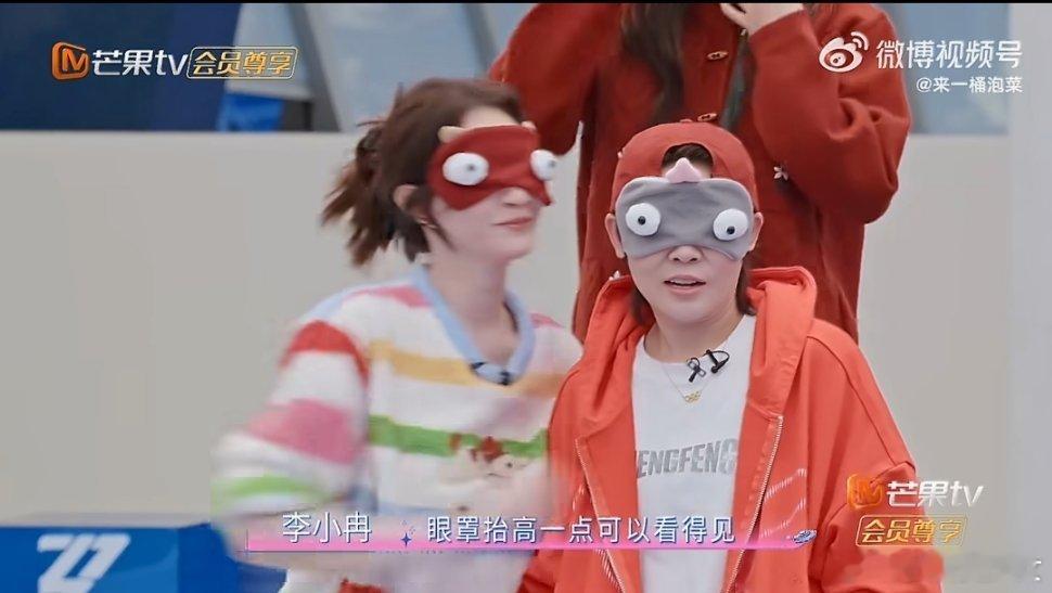 王濛举报李小冉乘风舞台趣味互动笑点满满，李小冉提议游戏悄悄偷看，耿直王濛当即当场