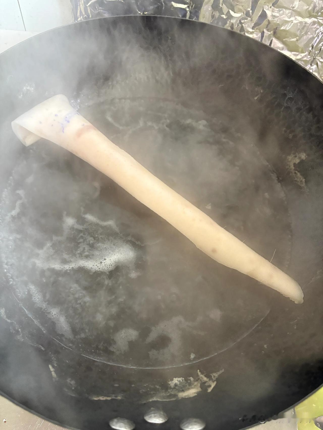 今天揭开锅盖，吓我一跳，肉不见了，平白多了一根白色的棍子，撑住了铁锅上方中央，好