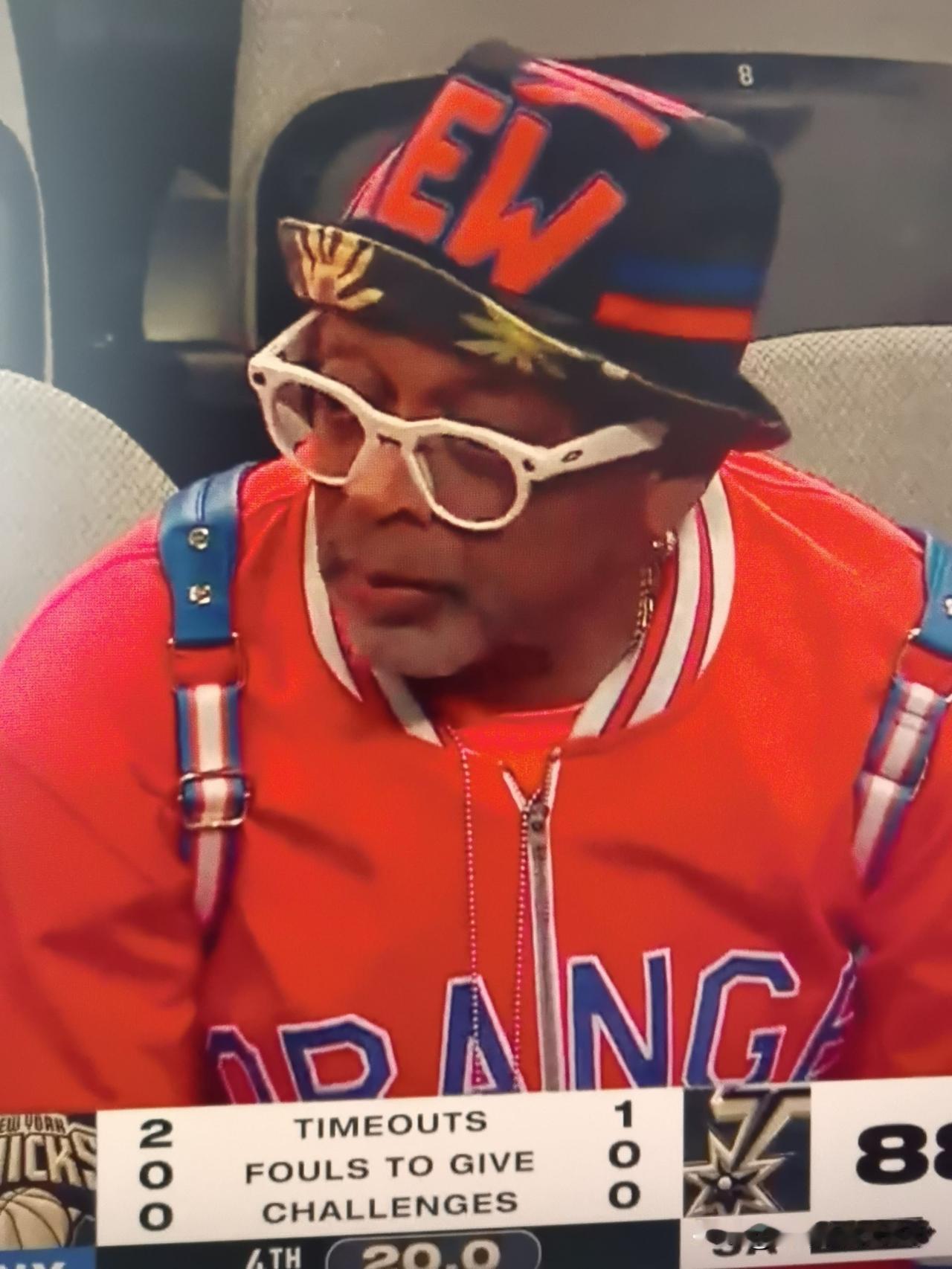 这位就是尼克斯的头号死忠粉——斯派克·李（Spike Lee），
 
💰 他到