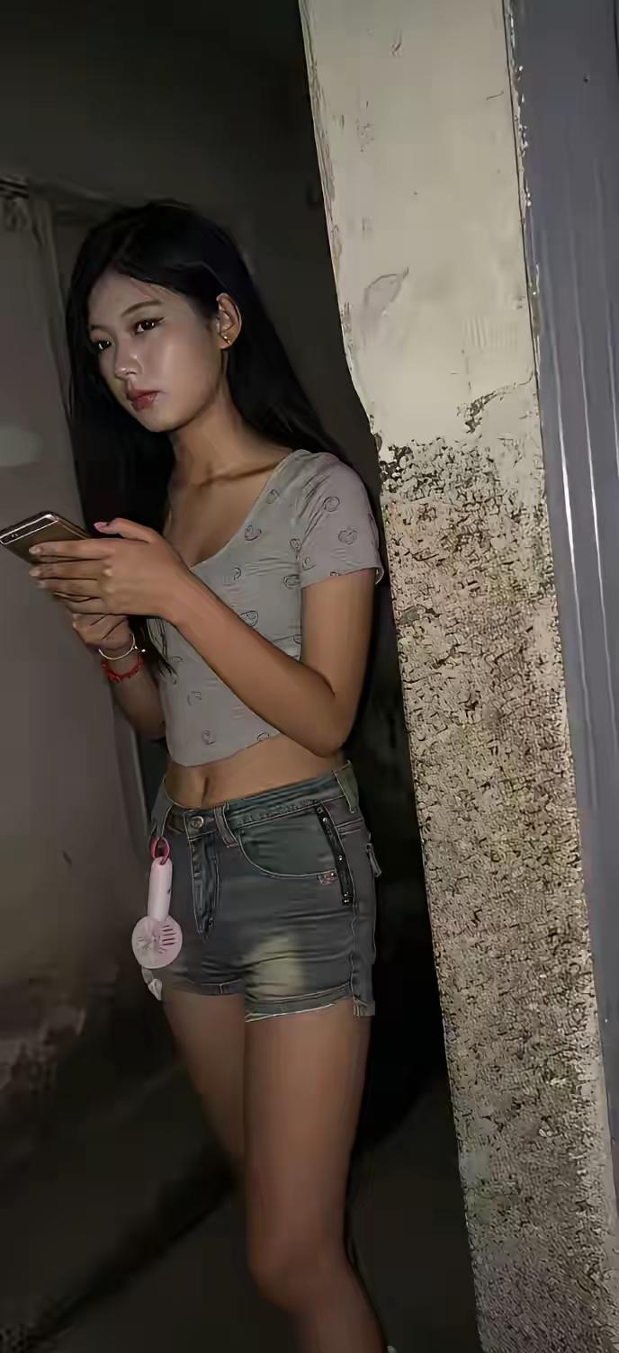 忙着赚钱，忙着回复信息。