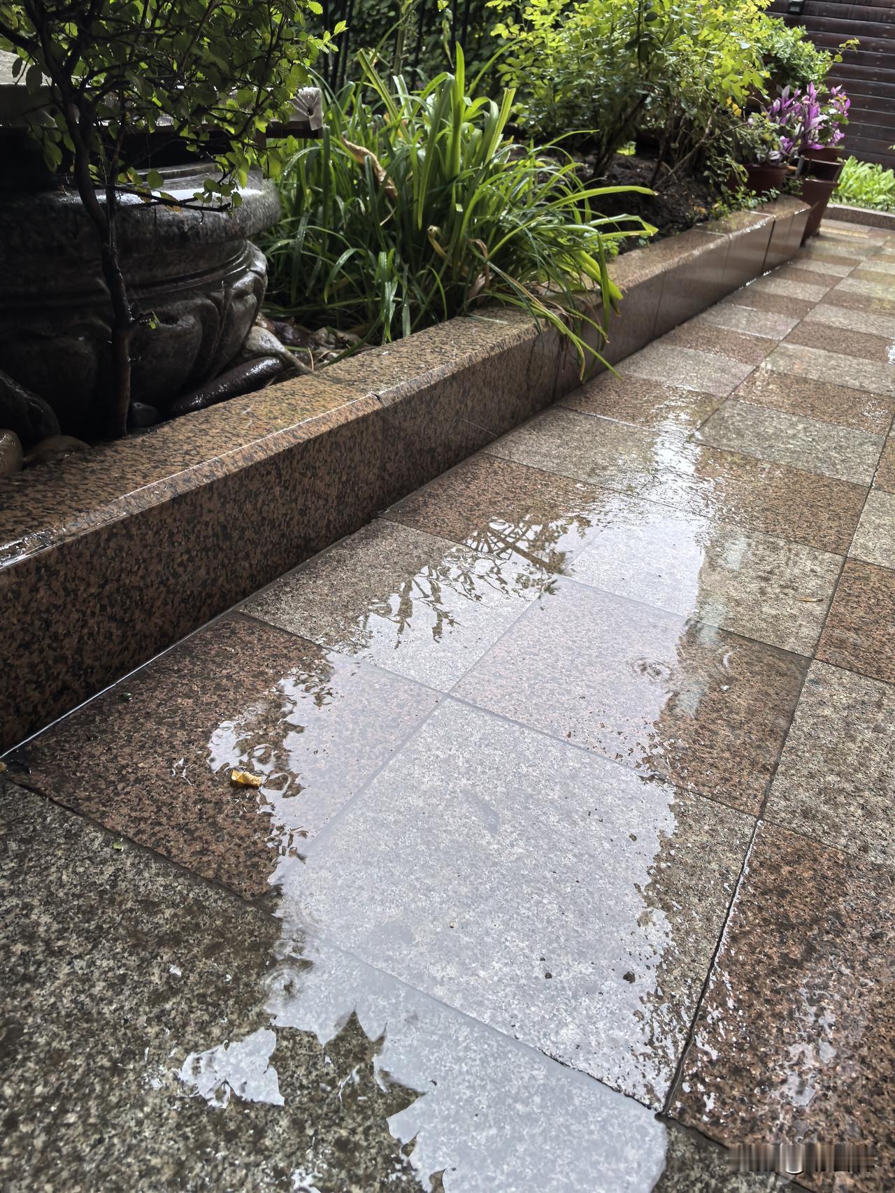 乌鲁木齐今日降雨。
季节轮转，从酷暑到微凉，不过一场雨的距离。看着潇潇秋雨，恍然