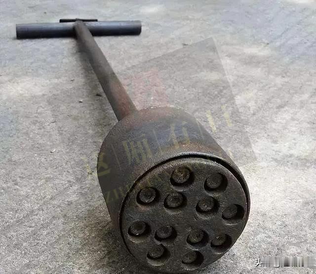 它的模样粗犷，带着铁铸的冷硬质感，每一道凹凸都藏着旧时光里的烟火气。寒冬腊月里，