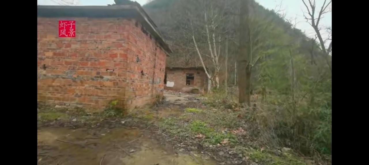 贵州某镇的房子150平方带院子，1.8万。
这点钱打地基都不够，更别说砖瓦结构，