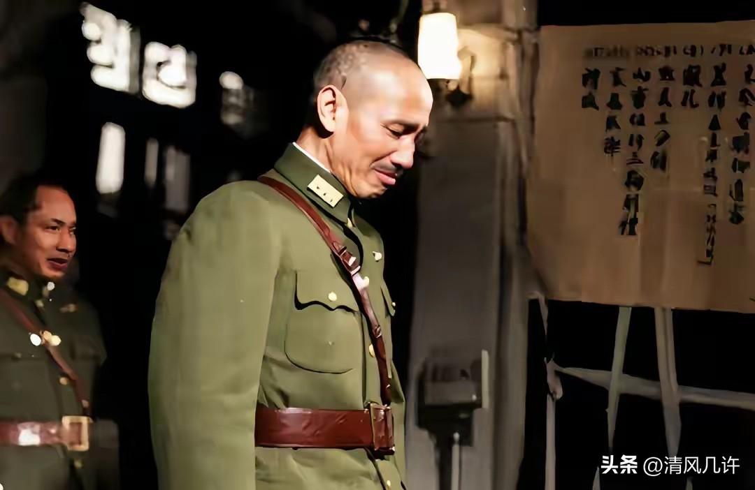 他是蒋介石贴身助理，将一女子按上床，一番云雨之后，女子自报家门并举起枪说：你现在