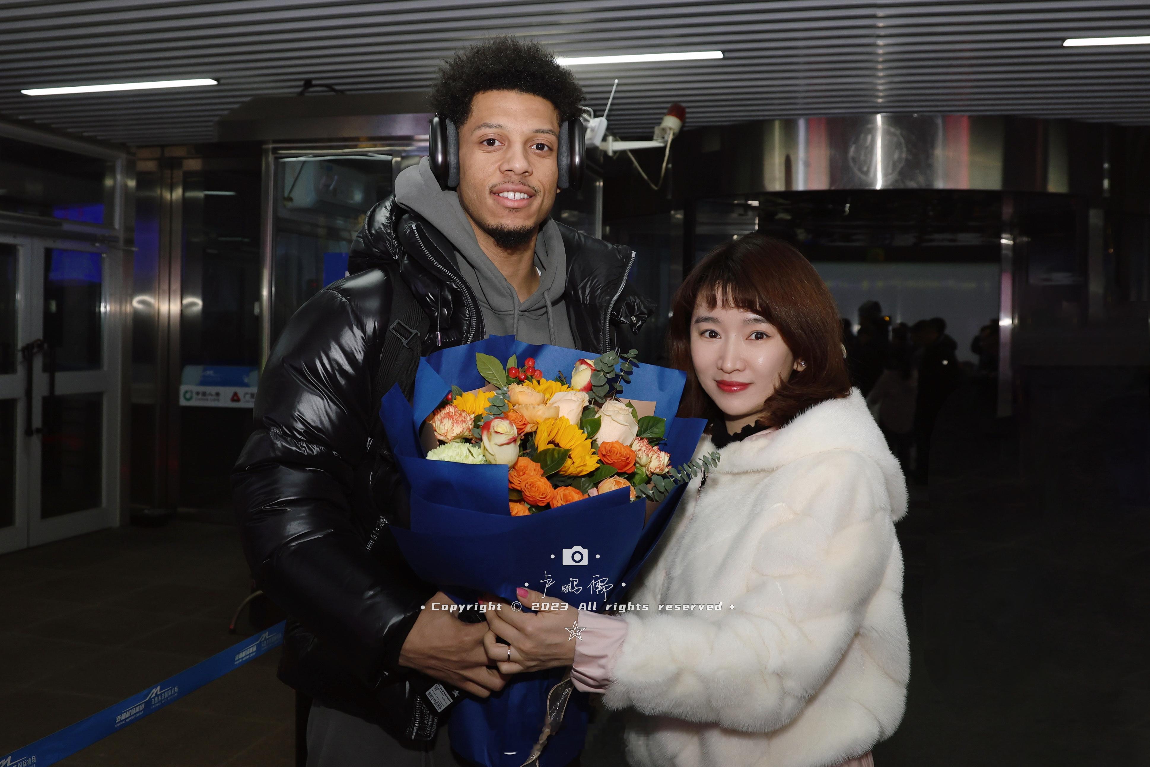 大家都挺关心新外援到底是什么样的水平，明天对阵青岛到底能不能上场。新疆队在李炎哲