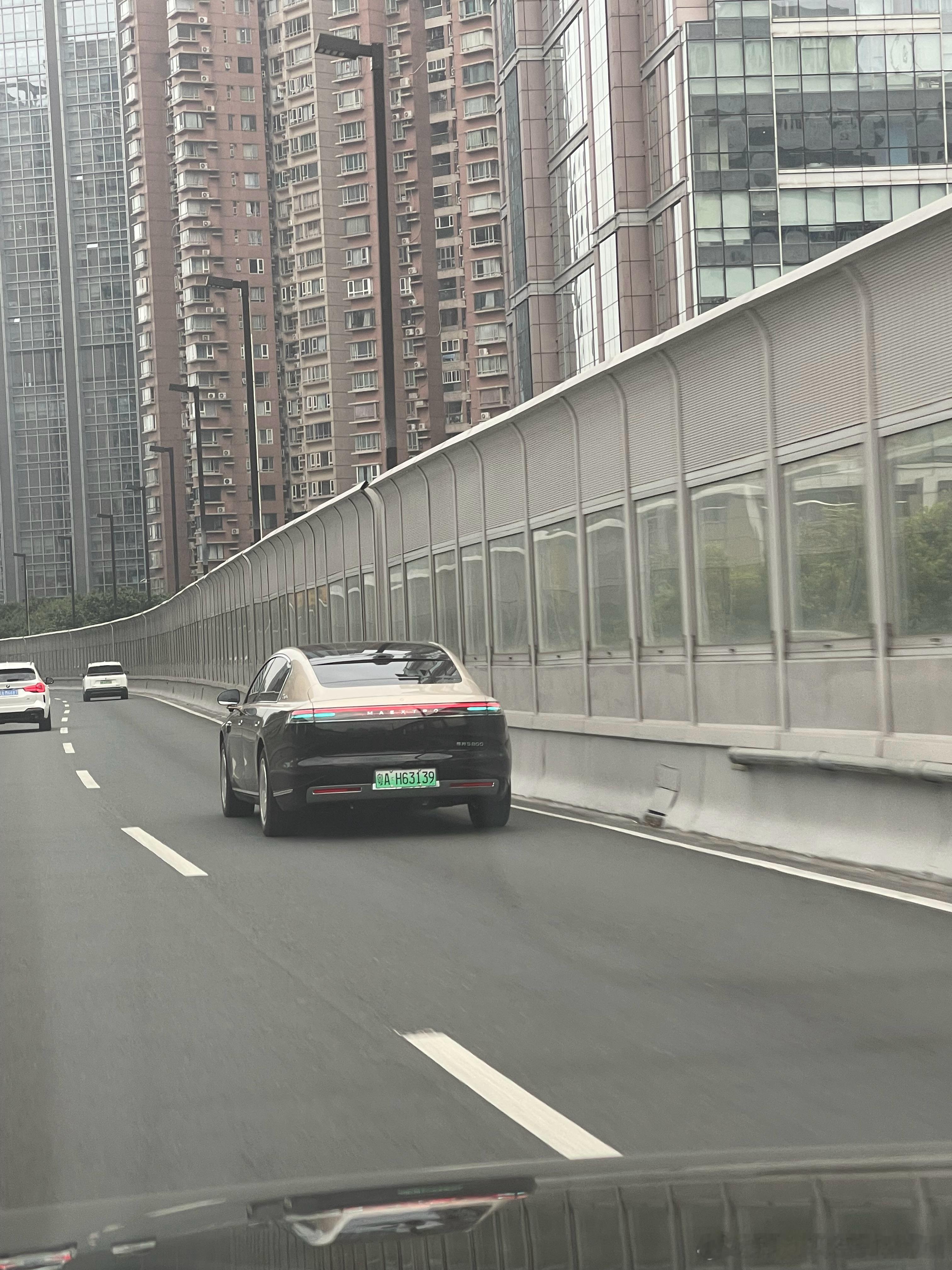 新能源大牛说 在内环上看到一台很尊的车而且还开着智驾[doge] ​​​