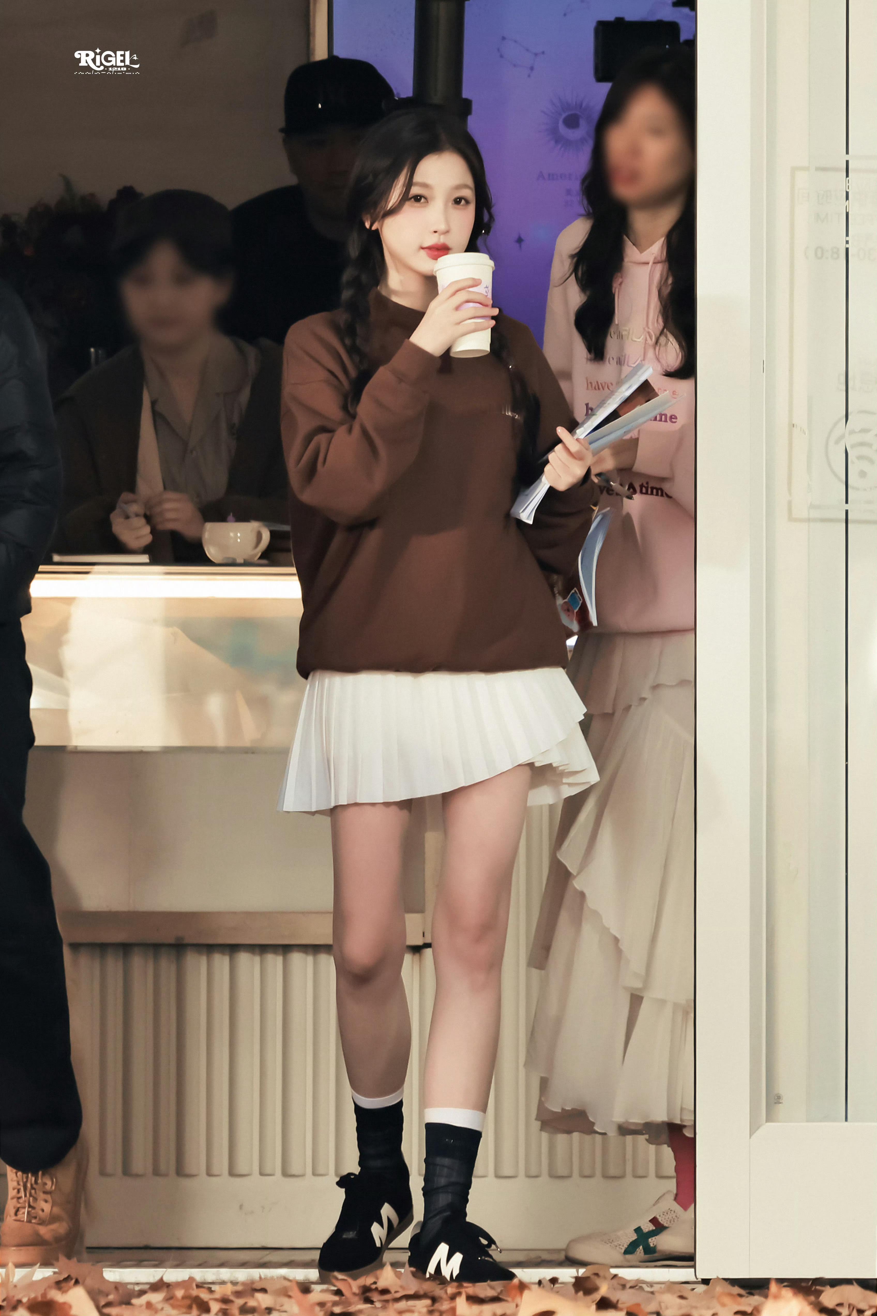 双轨开机现场 虞书欣、何与《双轨》今日开机，虞书欣双麻花辫百褶裙好青春，何与全黑