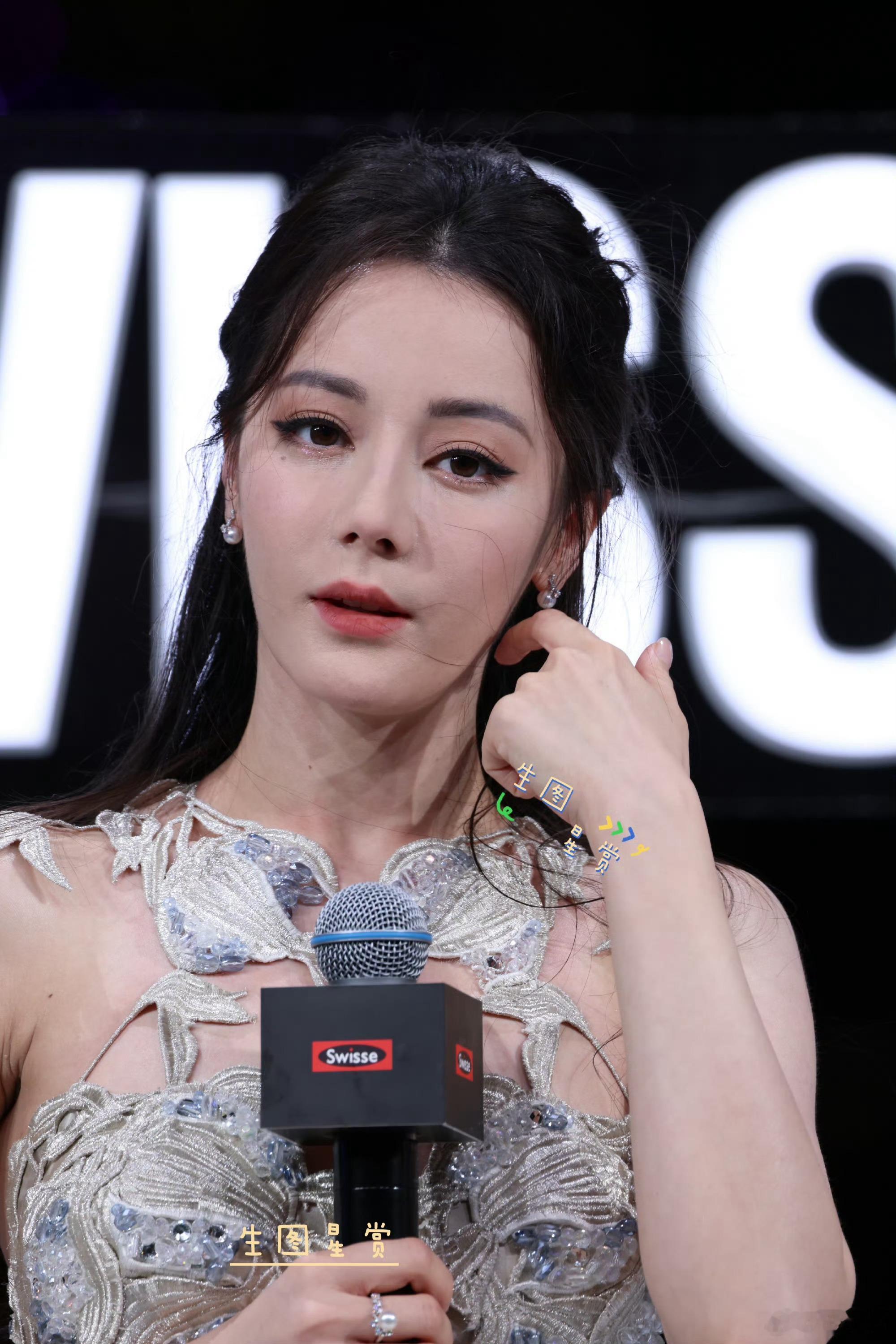 迪丽热巴今日活动生图，状态怎么样迪丽热巴蓝白镂空高定裙 ​​​