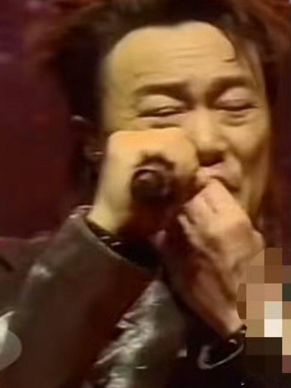 陈奕迅在表演时疑似嗑瓜子 什么瓜子那么香，非得在舞台上嗑。只是几种各样得心应手的