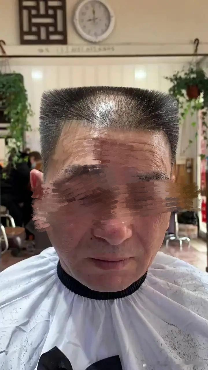 《你行！你上！》里面于和伟、雷佳音的发型都是这种平头，头顶上是平的，整个头比较方