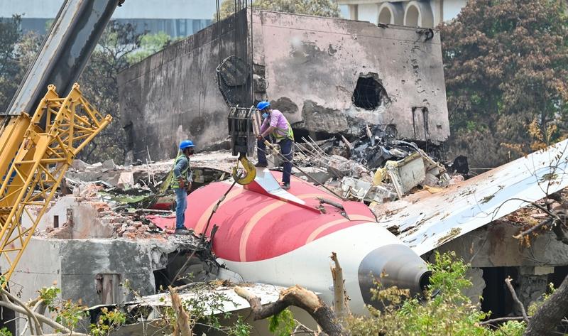 2025年6月12日，印度航空AI171航班在艾哈迈达巴德机场附近坠机，242人