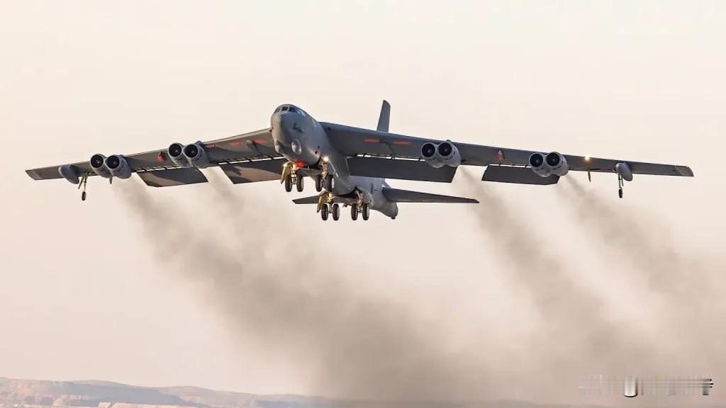 当地时间2026年6月15日，美国空军一架B-52H“同温层堡垒”战略轰炸机在加