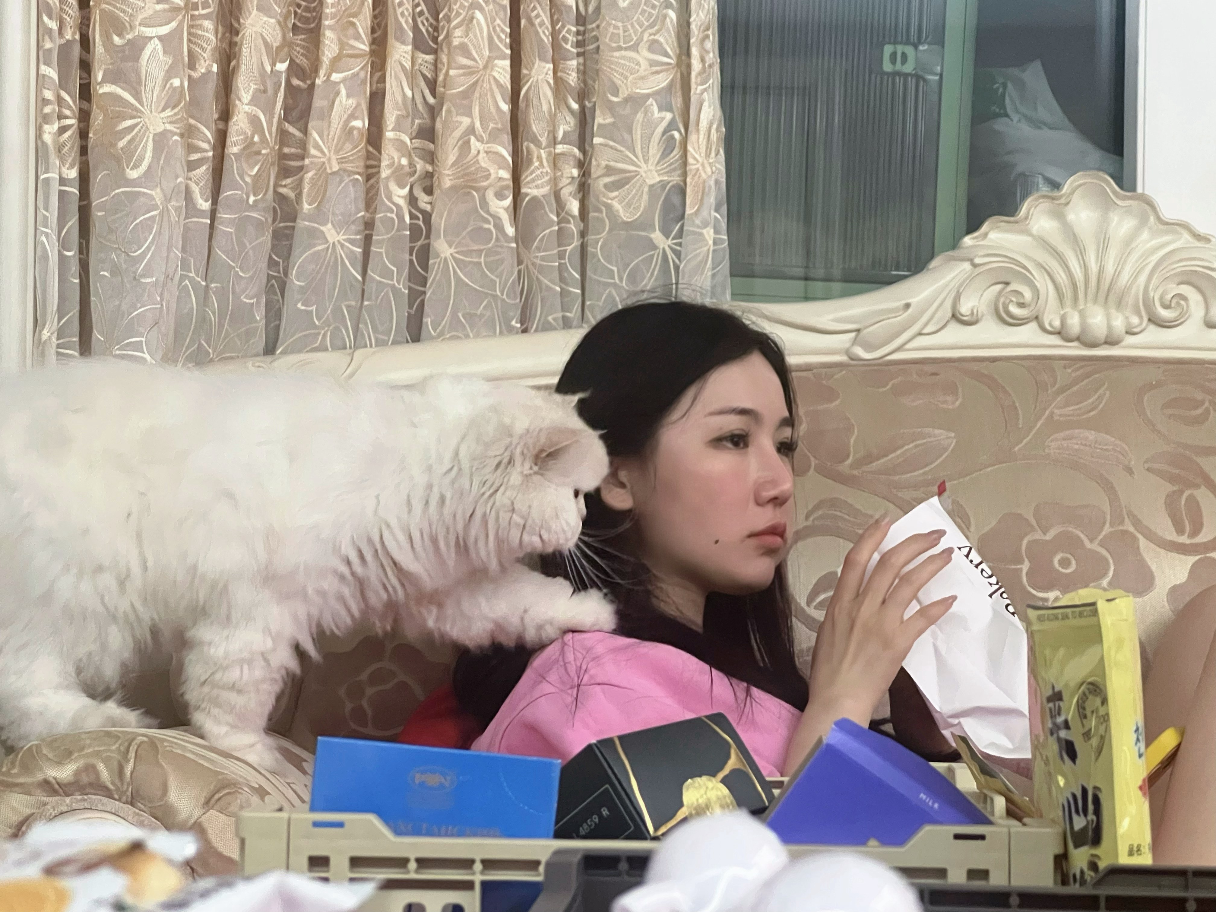 晚上买了一个吞拿鱼的汉堡🍔本来想早上吃结果晚上饿的不行 一边看电视一边开啃em