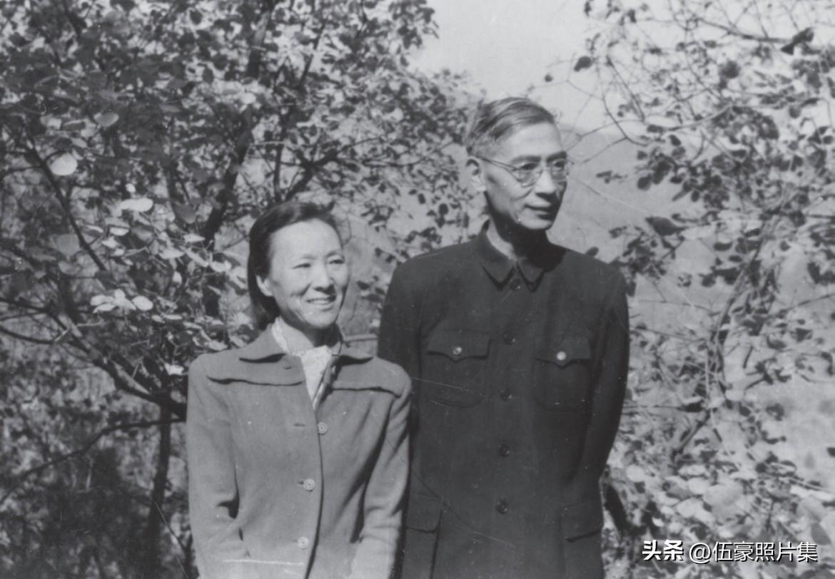 20世纪60年代，郭永怀和夫人李佩的合影，非常的般配。郭永怀全面投身核武器研制后