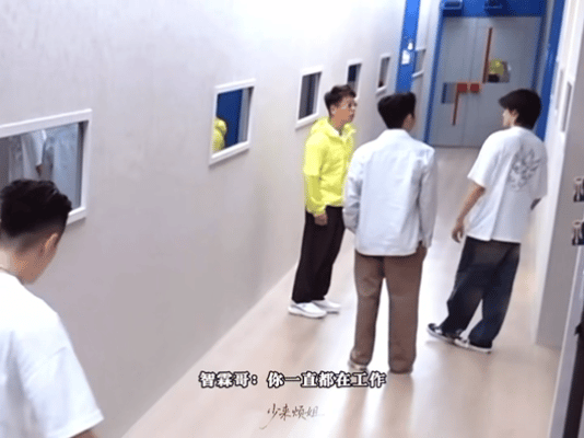 代入一下张极已经控制不住哭了 谁懂这种被长辈理解的感动啊！张极在最敏感的年纪，遇