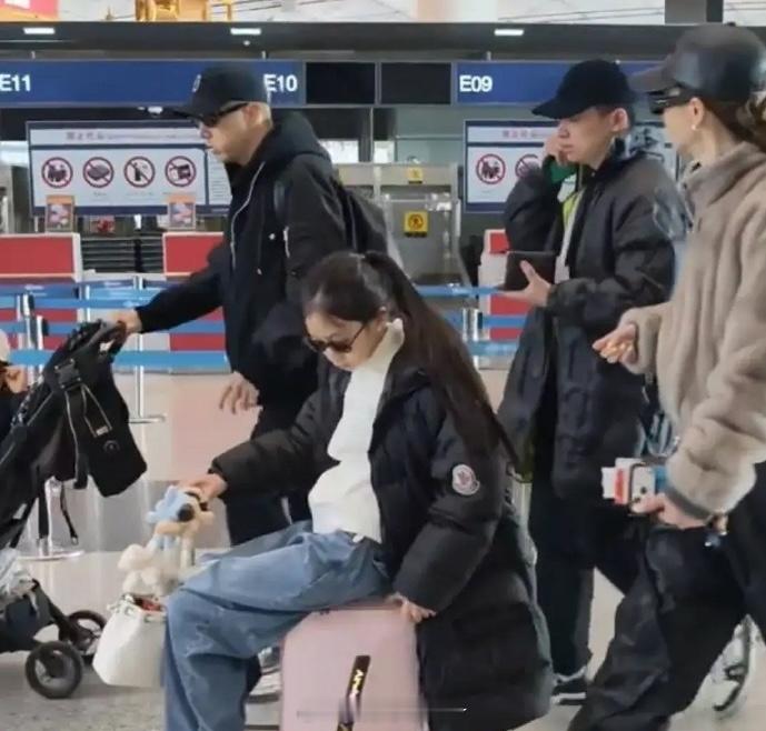 戚薇女儿Lucky转眼长成大姑娘啦戚薇李承铉一家四口出游 戚薇李承铉一家四口出游