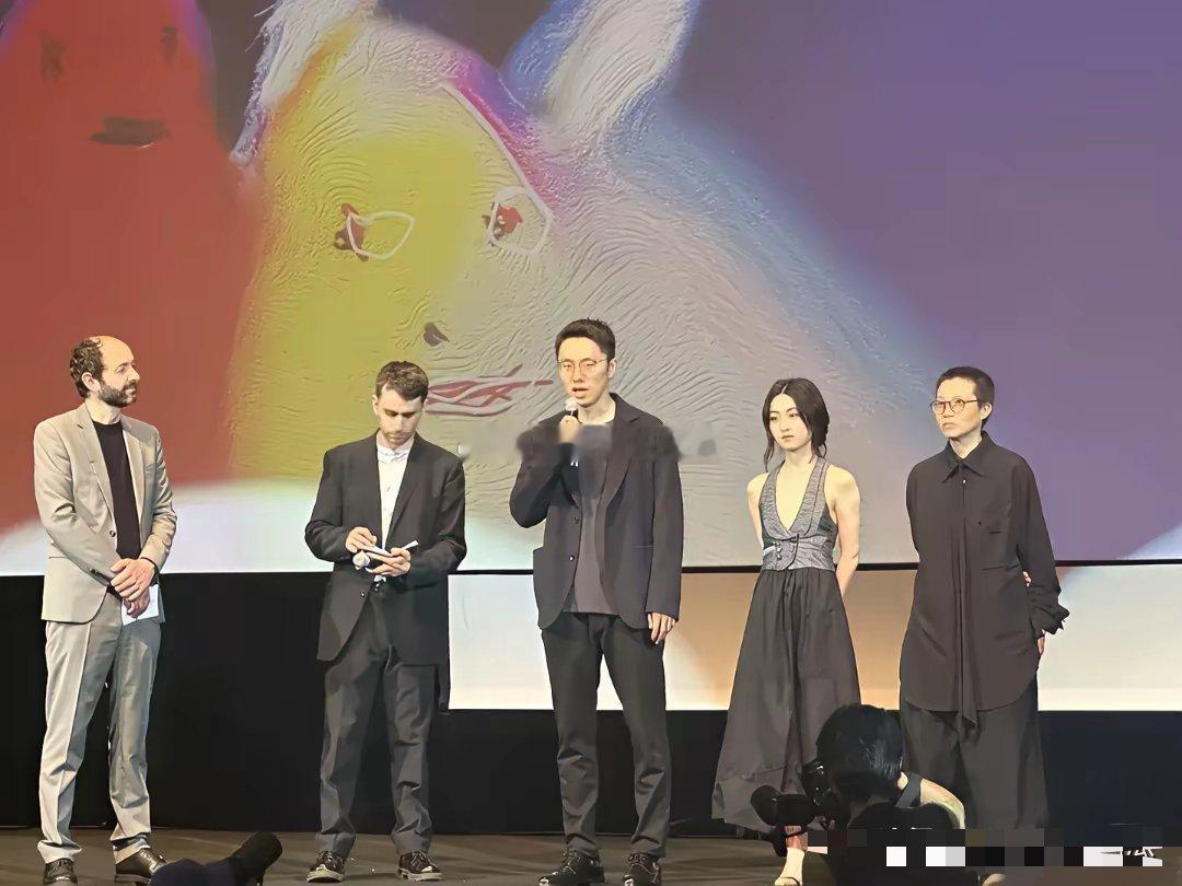 万万没有想到，女神现实中居然那么矮，白瞎我看了十几年电视，现在才知道 ​​​