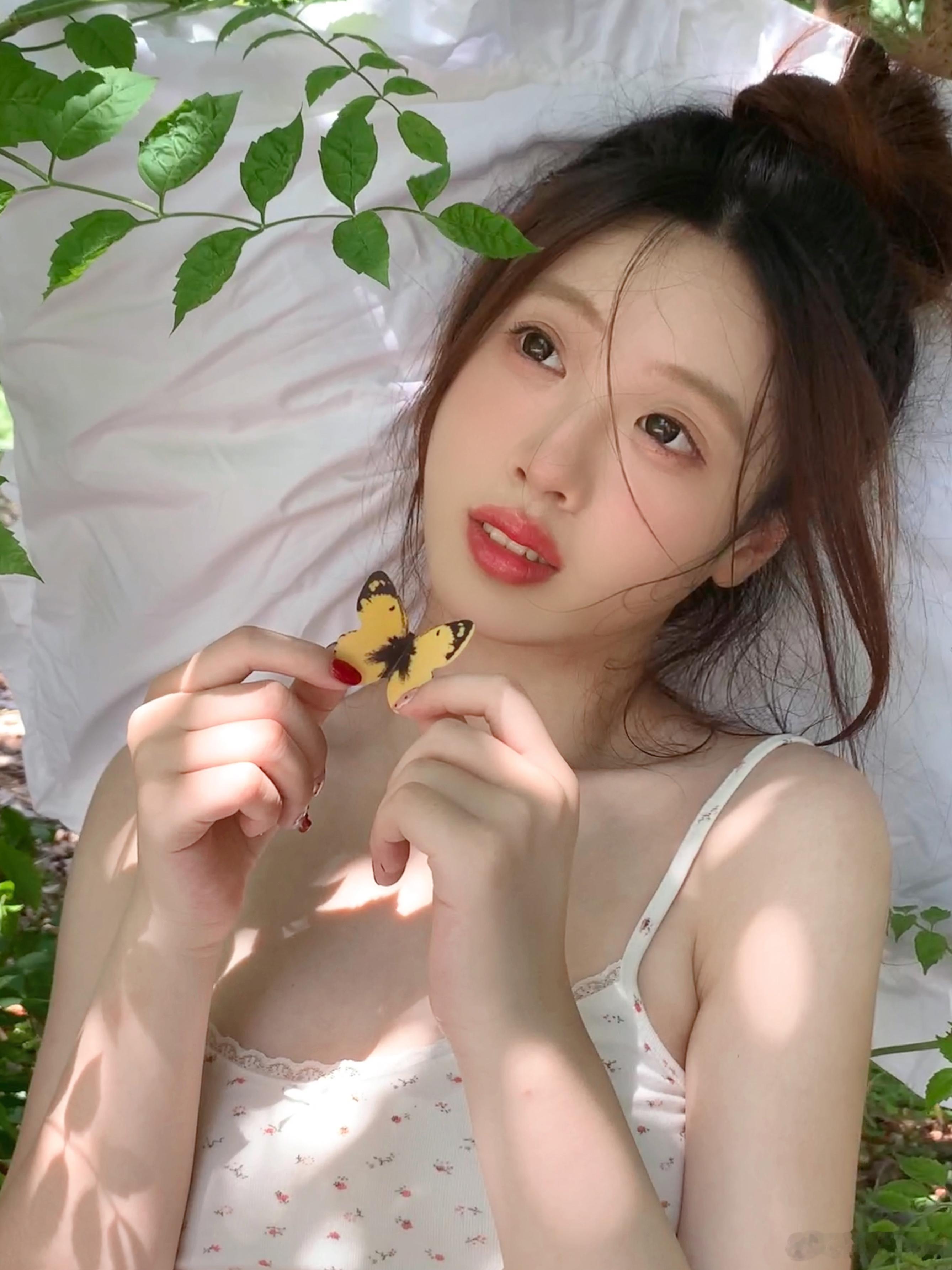 “在等夏一个夏天🍃”#上海约拍[超话]##客片分享##少女写真# ​​​