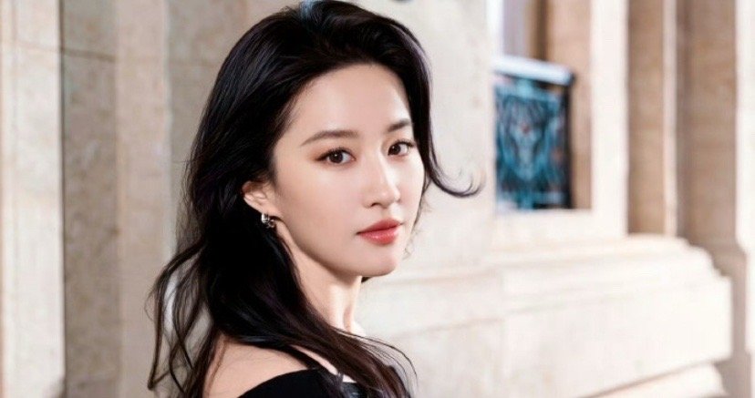 黑裙落肩，发丝轻扬。刘亦菲在光影里，把从容与温柔写进了每一个眼神。刘亦菲