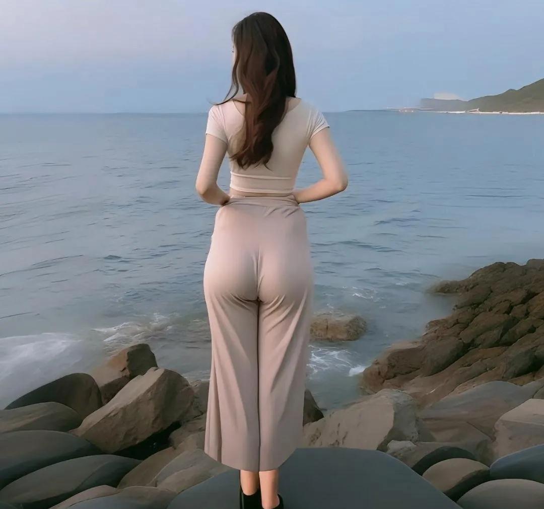 西江月·莫愁湖
文/无冕诗人

1
湖畔柳丝垂地，
湖心细浪随风。
莫愁故事古今