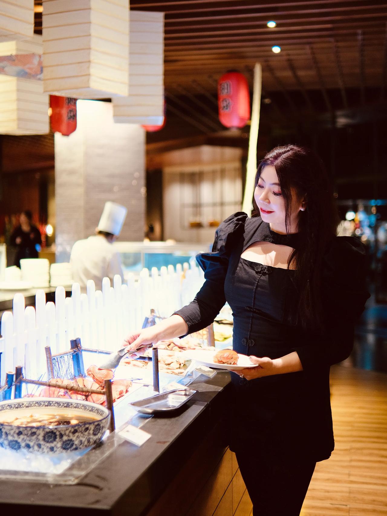  🍜面朝大海的青岛涵碧楼十一厨自助餐厅，每一季都甄选时令佳品，提供全方位的美食