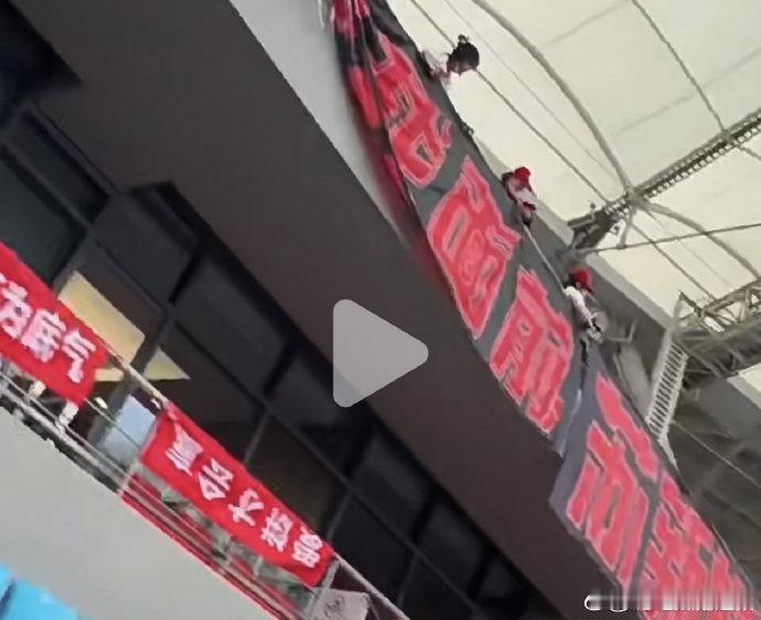 苏新皓新音场内灯牌苏新皓内场灯牌 新音内场因苏新皓的灯牌而格外耀眼，蓝色灯海与舞