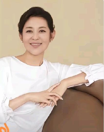 央视一姐倪萍在直播间发表不当言论翻车，她连夜道歉。