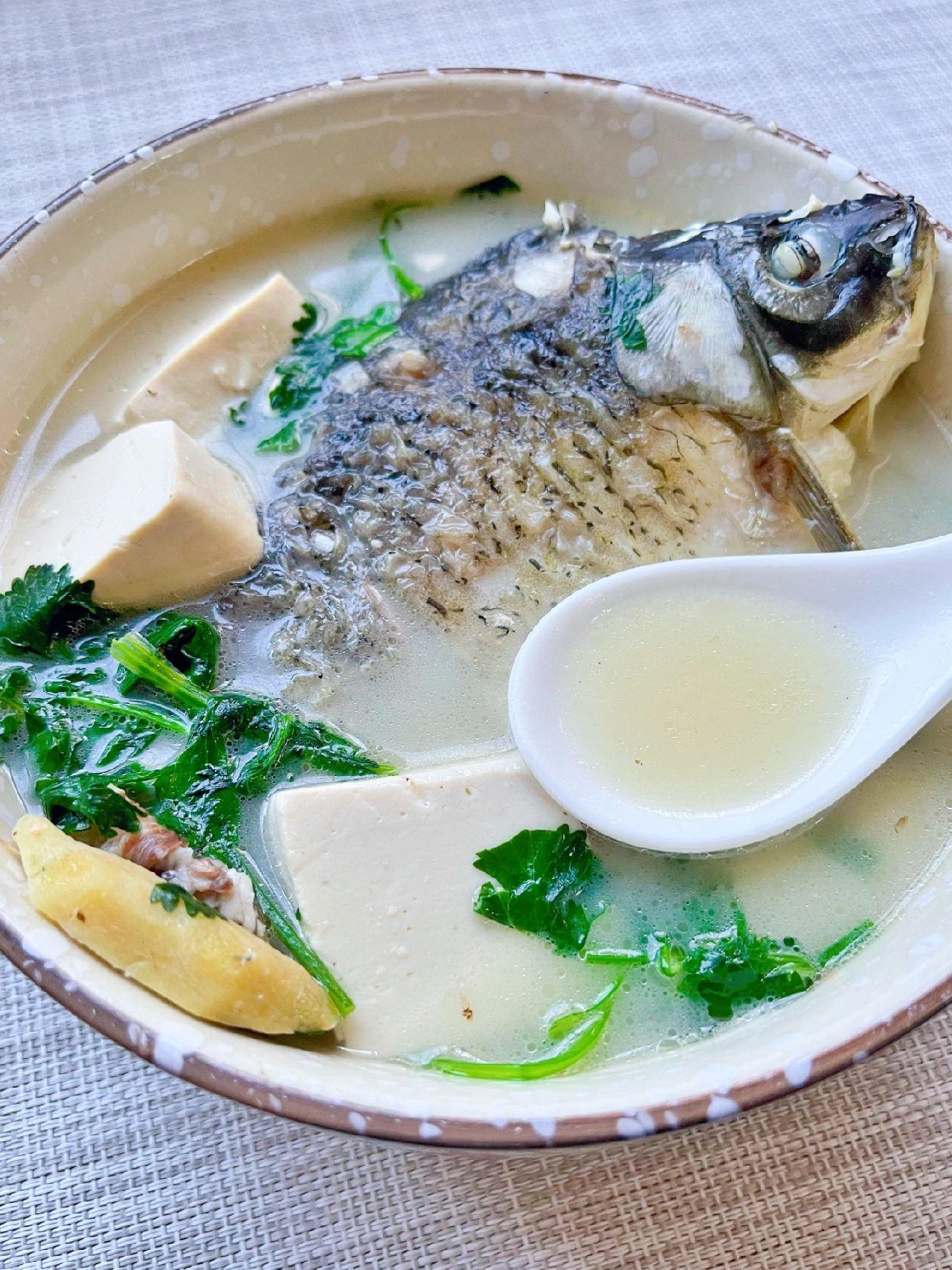 快手靓汤鲫鱼香菜豆腐汤，这样做奶白又鲜甜

鲫鱼一旦处理不好，做出来的汤很容易有